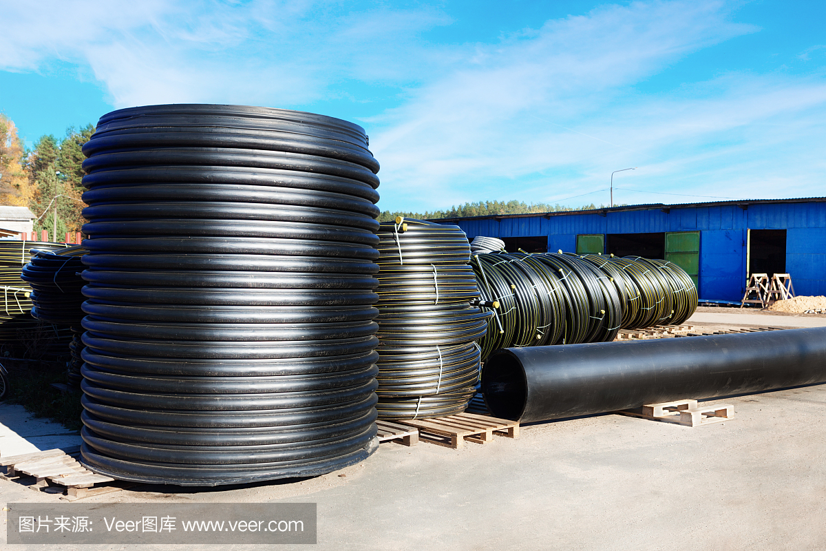 成堆的黑色PVC塑料管在戶外,有選擇性的焦點(diǎn)